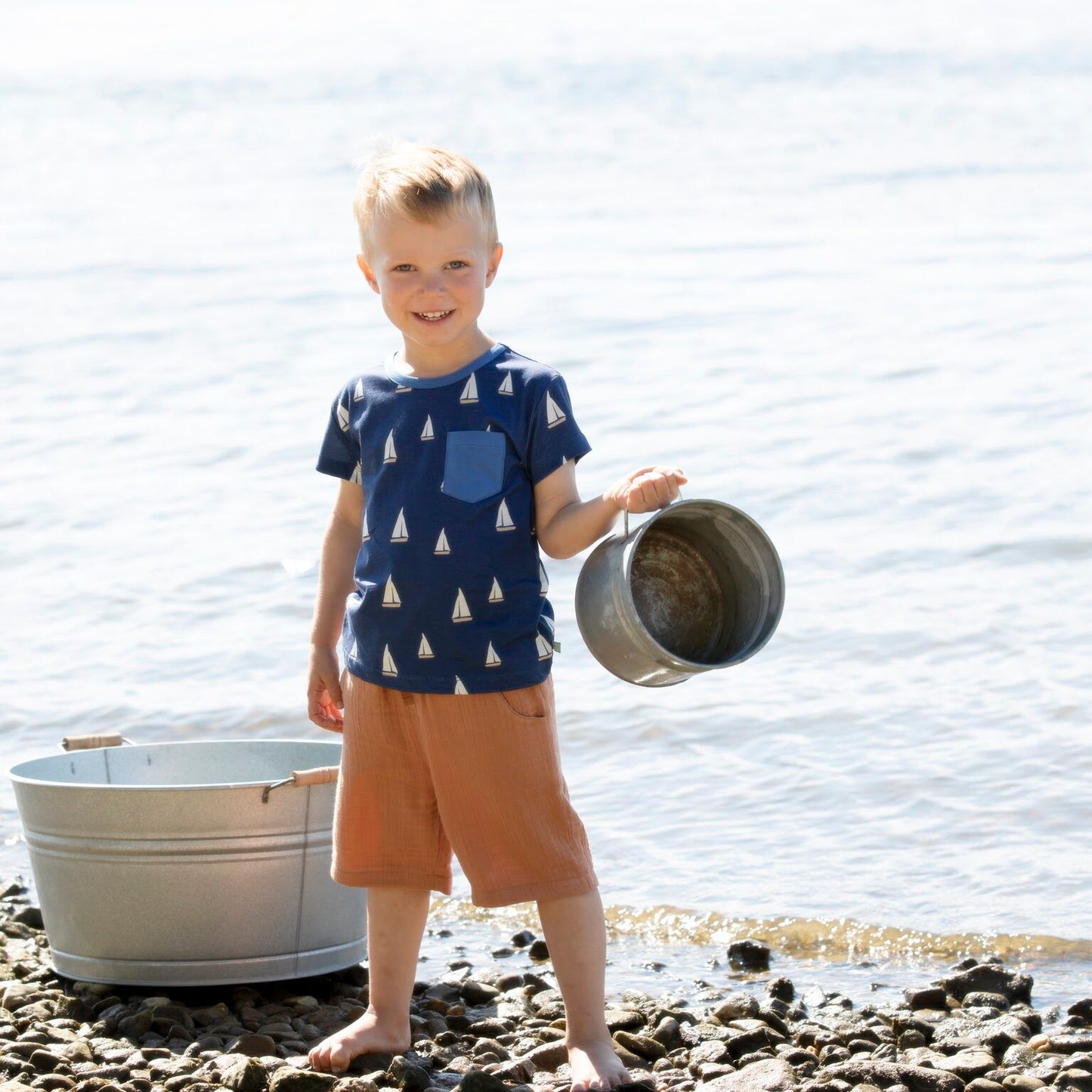 Kind trägt T-Shirt mit Segelboot Print von Enfant Terrible im Bärechind Winterthur Zürich Schweiz.