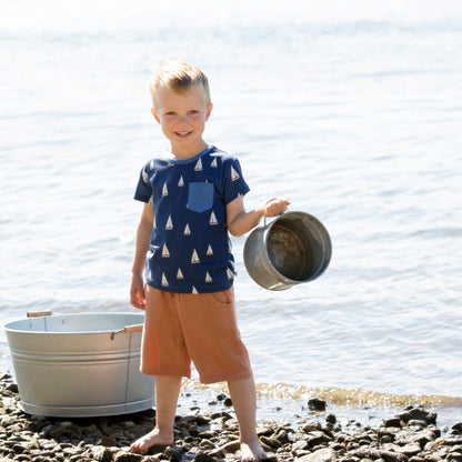 Kind trägt T-Shirt mit Segelboot Print von Enfant Terrible im Bärechind Winterthur Zürich Schweiz.
