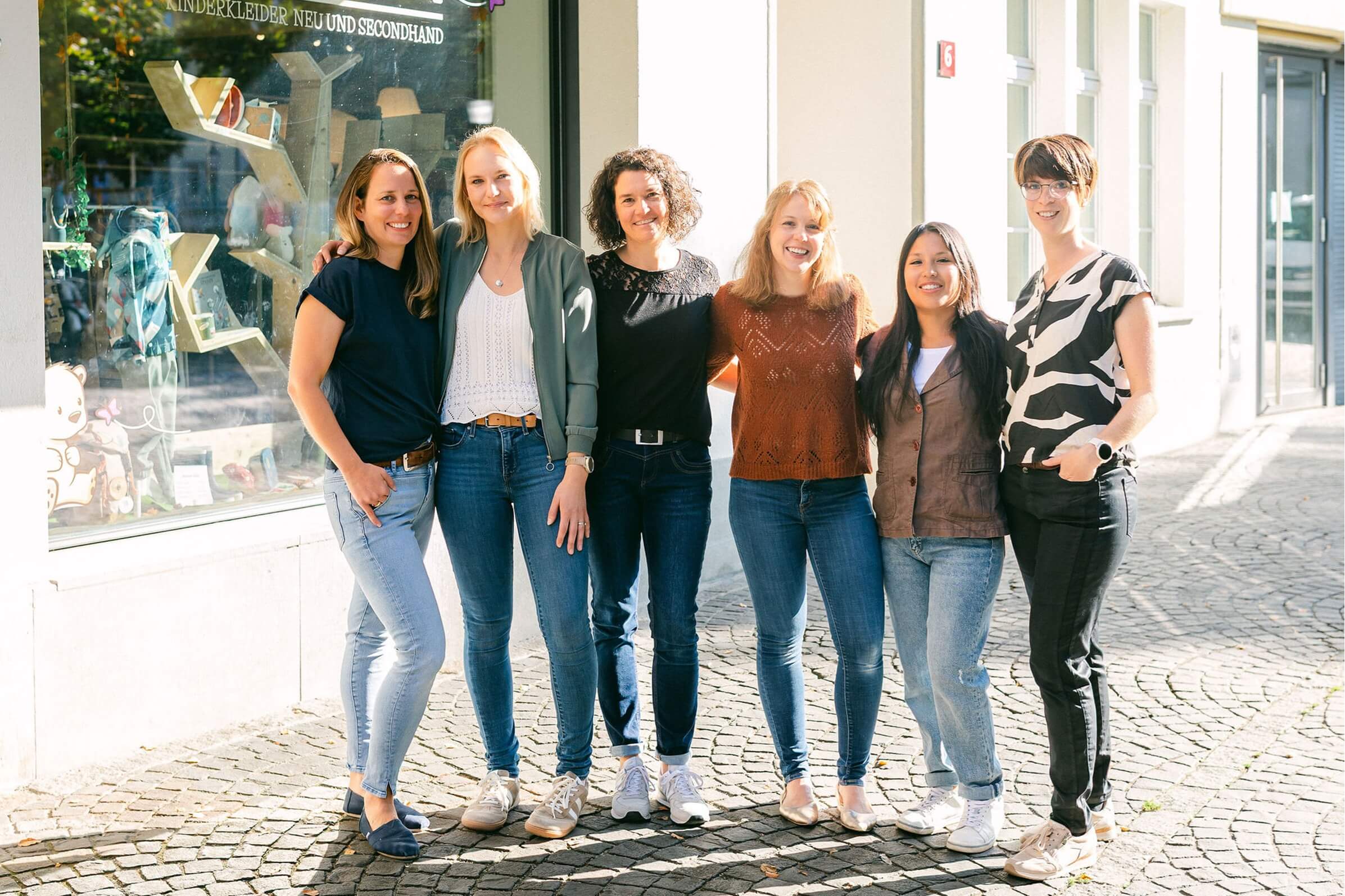 Das Team von Bärechind vor dem Kinderkleiderladen in Winterthur