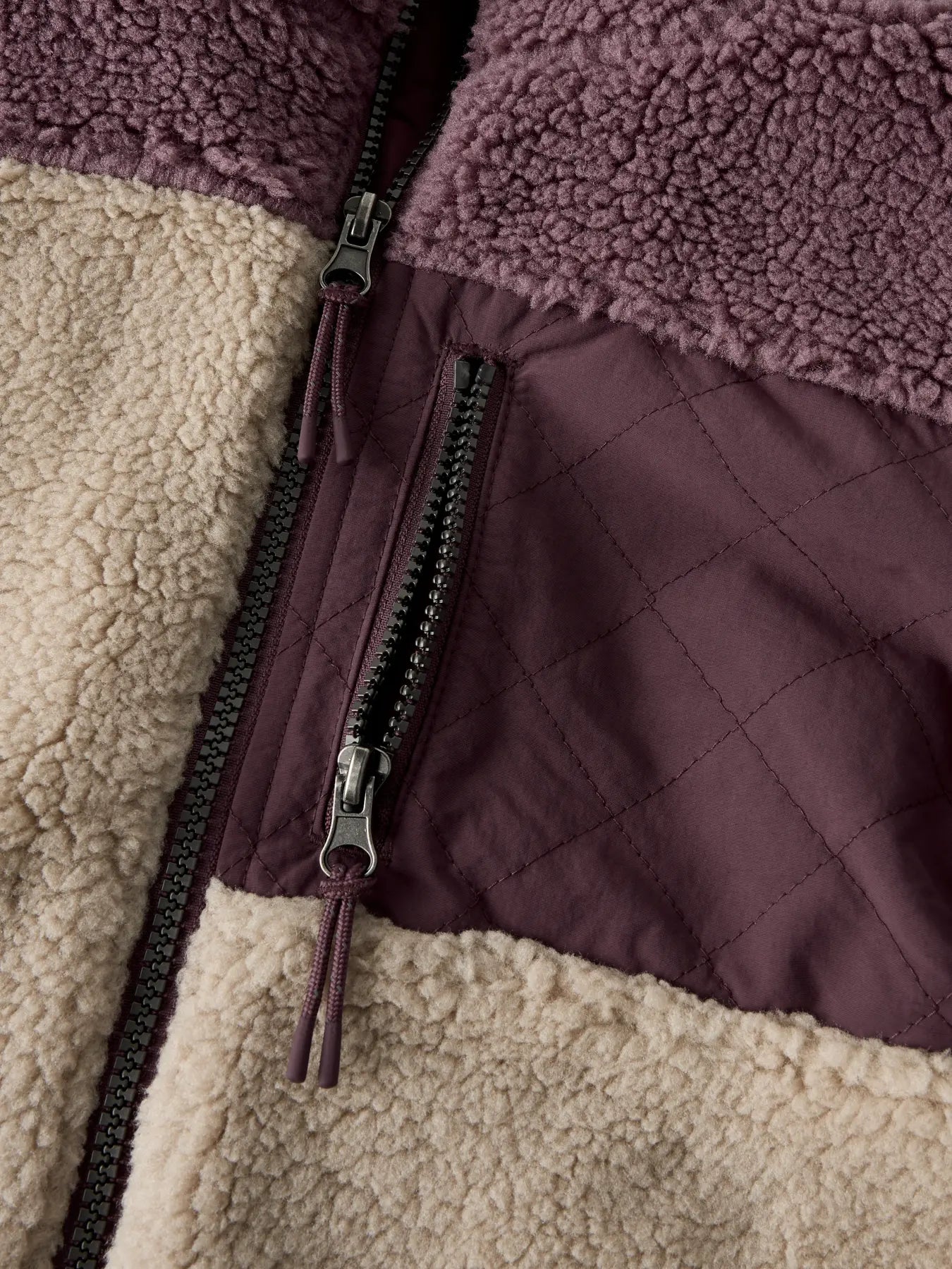 Detail der Brusttasche mit Reissverschluss bei der NAME IT Teddyjacke im Bärechind Winterthur Zürich Schweiz