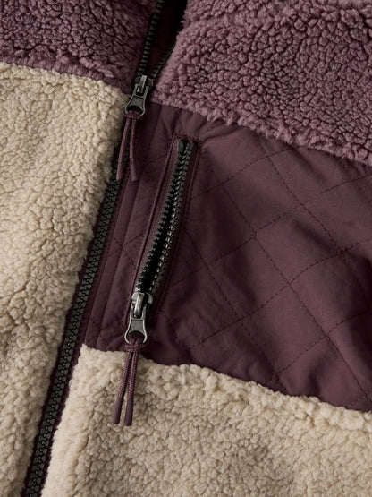 Detail der Brusttasche mit Reissverschluss bei der NAME IT Teddyjacke im Bärechind Winterthur Zürich Schweiz