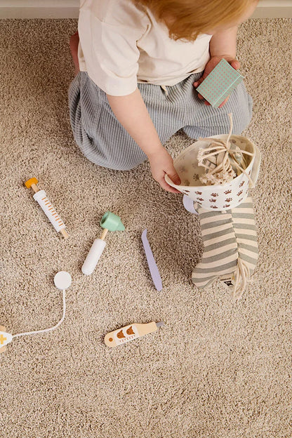 Kind spielt Tierarzt mit Tierarzt Spielset aus Holz für Kuscheltiere – erhältlich bei Bärechind Winterthur Zürich Schweiz.