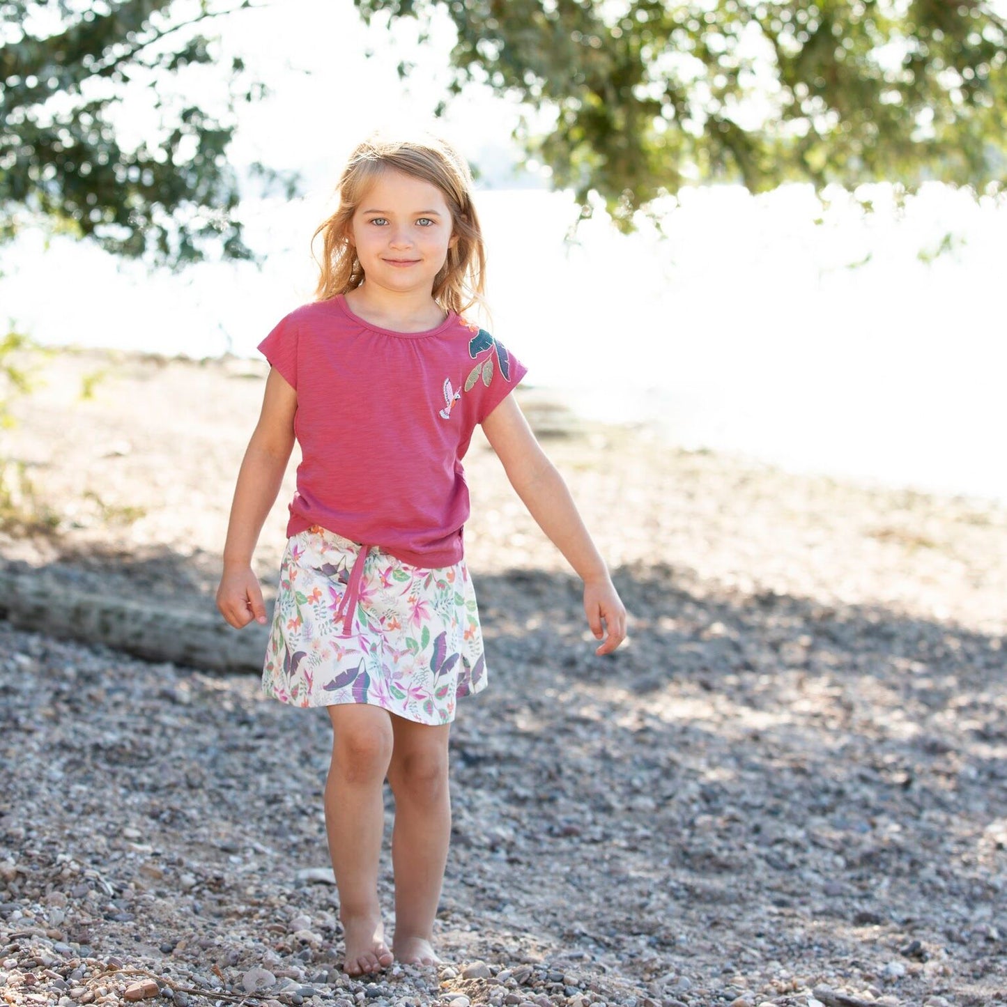 Top aus Bio-Baumwolle mit Blaetterstickerei und Kolibri von Enfant Terrible im Bärechind Winterthur Zürich Schweiz.