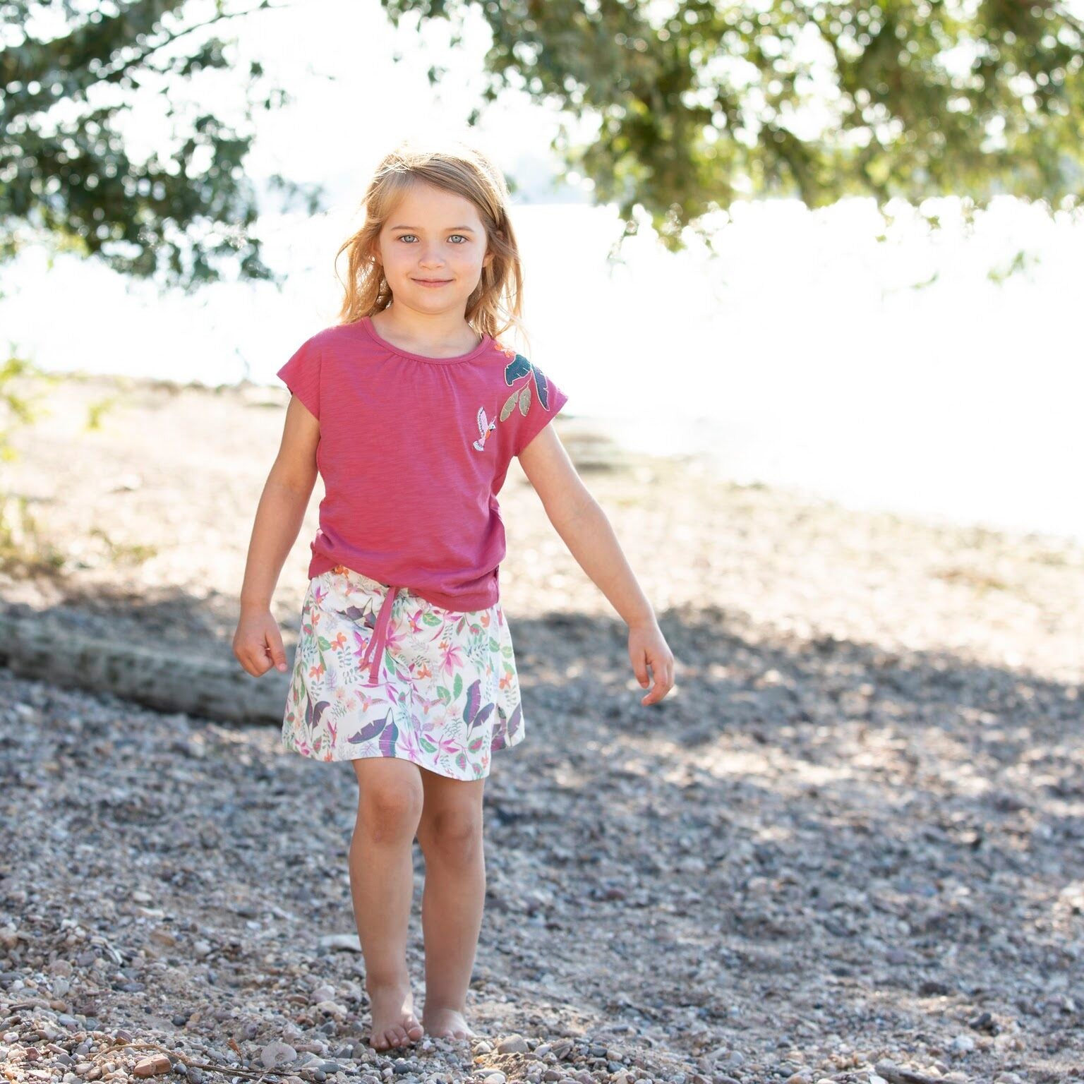 Top aus Bio-Baumwolle mit Blaetterstickerei und Kolibri von Enfant Terrible im Bärechind Winterthur Zürich Schweiz.