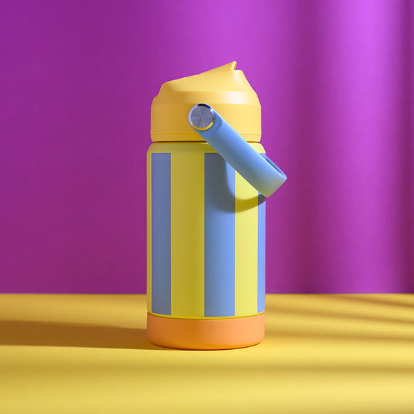 Kinder Trinkflasche mit Trinkhalm Streifen Gelb Hellblau Ava&Yves Bärechind Winterthur Zürich Schweiz.