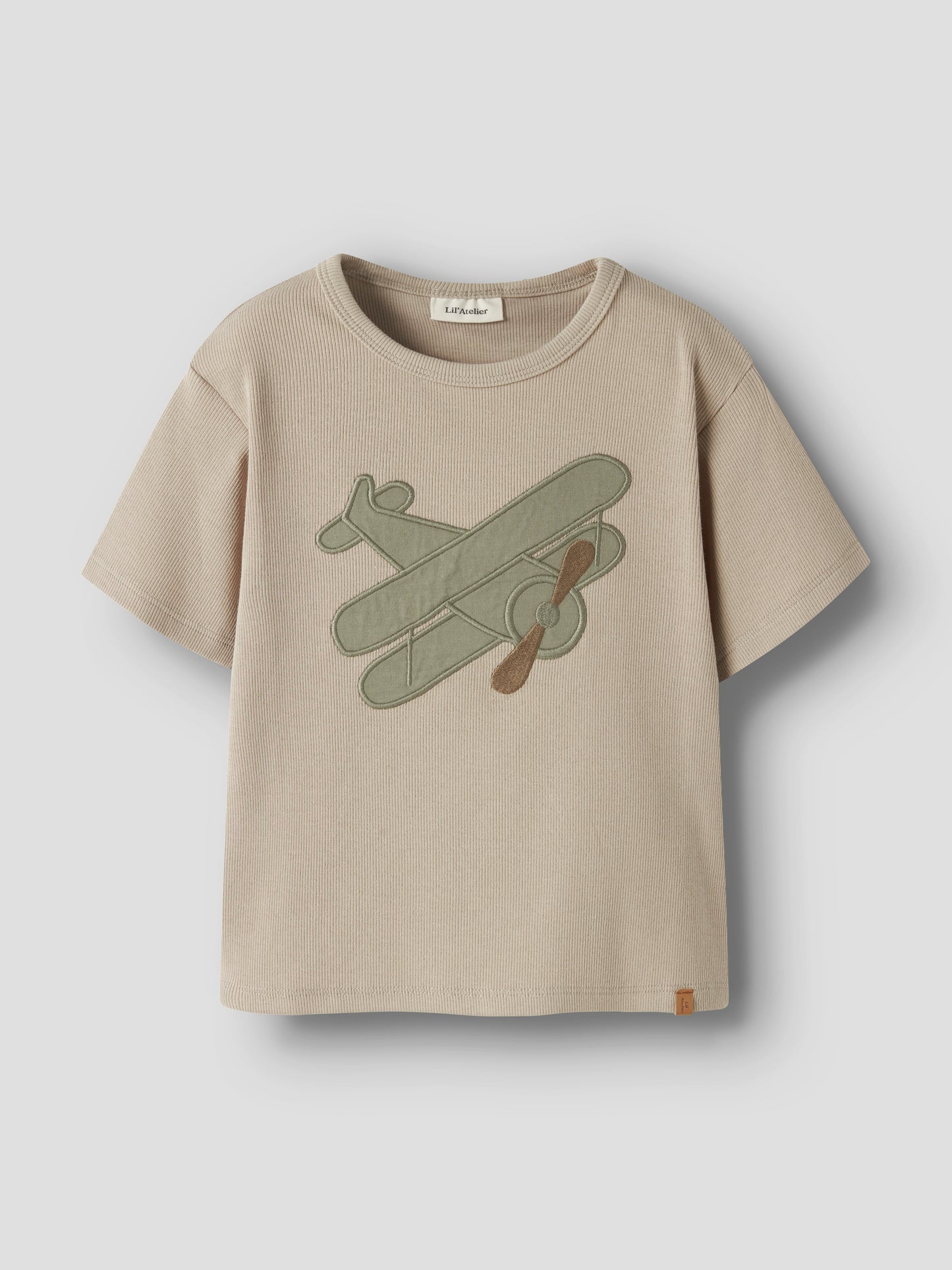 LIL’ATELIER T-Shirt aus Bio-Baumwolle mit Flugzeug-Applikation in beige im Bärechind Winterthur Zürich Schweiz.