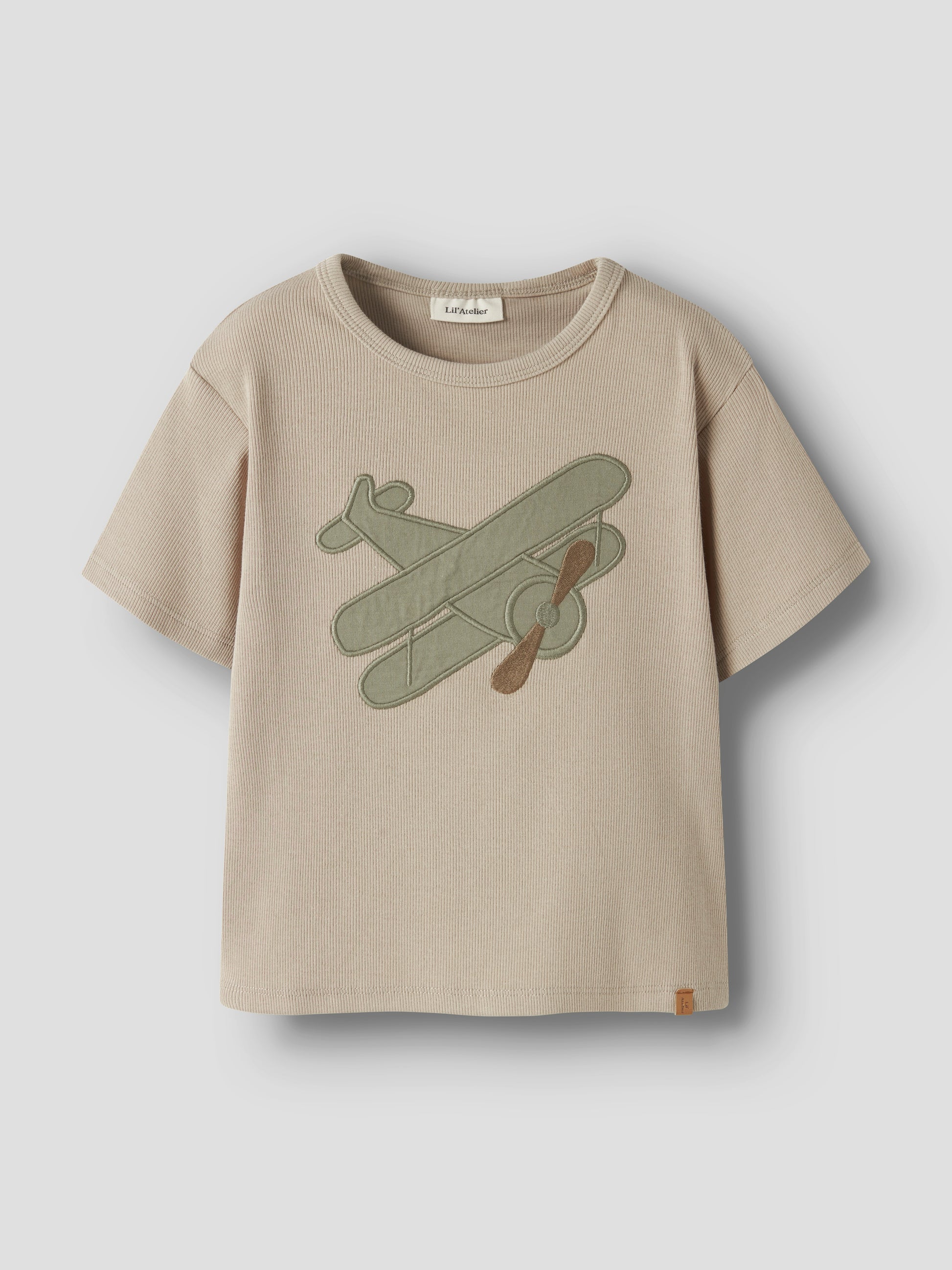 LIL’ATELIER T-Shirt aus Bio-Baumwolle mit Flugzeug-Applikation in beige im Bärechind Winterthur Zürich Schweiz.