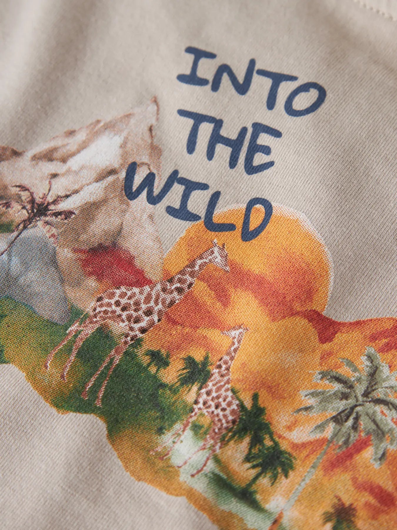 Detail Kinder T-Shirt mit Safarimotiv aus Baumwolle im Bärechind Winterthur, Zürich, Schweiz
