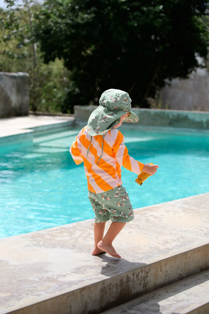 Baby trägt Lässig UV Badehose Scooter Dog bei Bärechind Winterthur Zürich Schweiz am Wasser