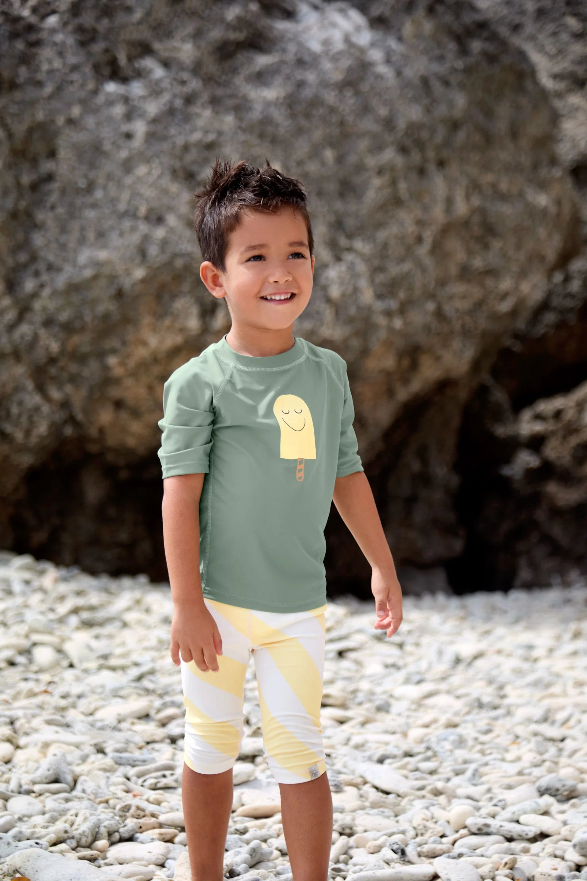 Kind trägt grünes UV Shirt mit Popsicle Print von Lässig bei Bärechind Winterthur Zürich Schweiz