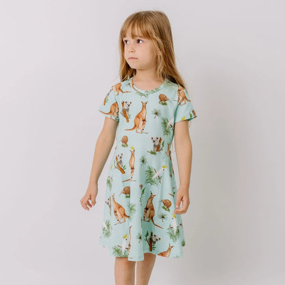 Kind trägt Walkiddy Kinderkleid mit australischen Tiermotiven aus Bio Baumwolle – erhältlich bei Bärechind Winterthur Zürich Schweiz