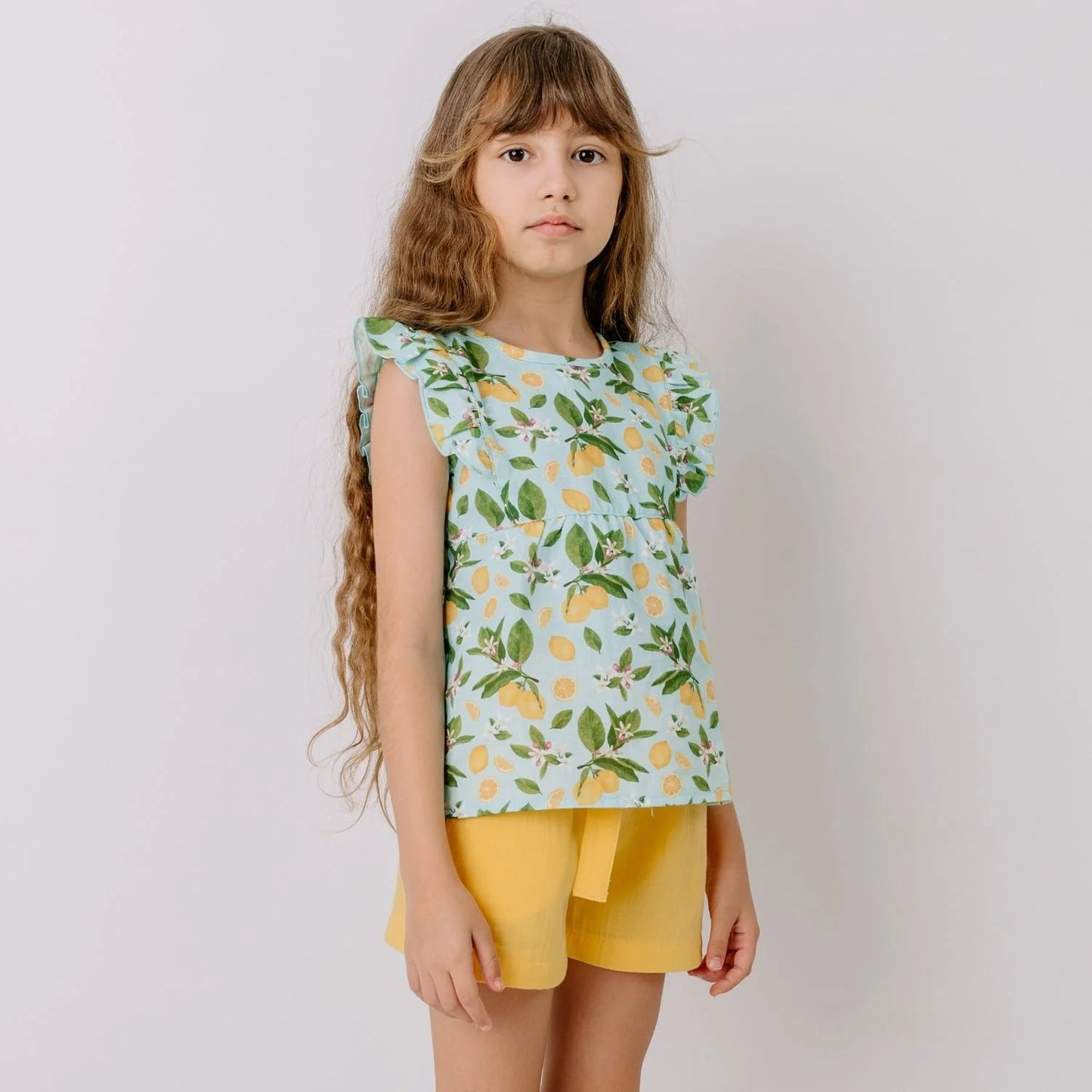 Kind trägt gelbe Walkiddy Musselin Shorts aus Bio Baumwolle – Bärechind Kinderladen Winterthur Zürich Schweiz