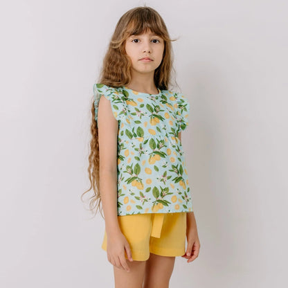 Kind trägt gelbe Walkiddy Musselin Shorts aus Bio Baumwolle – Bärechind Kinderladen Winterthur Zürich Schweiz