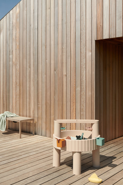 Liewood Wasserspieltisch Sepp von Bärechind in Winterthur, Zürich, Schweiz mit beweglichen Elementen und spielerischem Zubehör.
