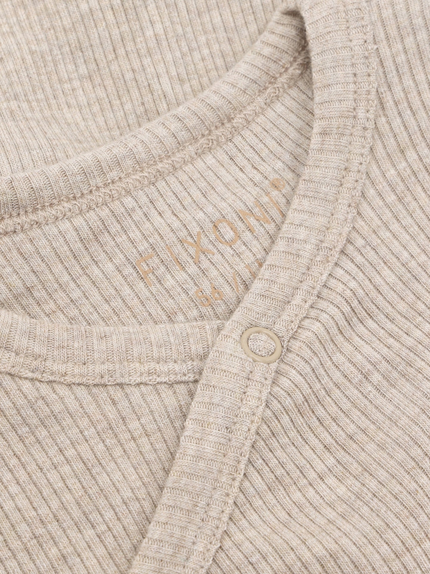Detail Kragen beiger Wickelbody aus Modal mit Rippstruktur von FIXONI, erhältlich im Bärechind Kinderladen Winterthur Zürich Schweiz