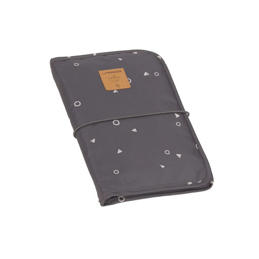 Windeletui anthrazit von Lässig mit integrierter Wickelunterlage, erhältlich bei Bärechind in Winterthur, Zürich, Schweiz.