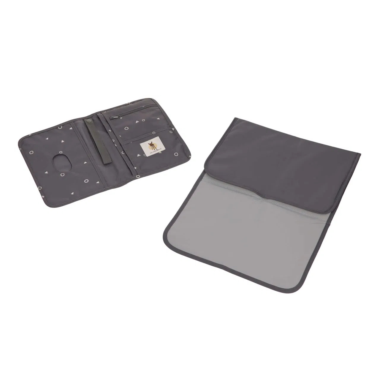 Geöffnetes Windeletui mit Wickelunterlage von Lässig bei Bärechind Winterthur, Zürich, Schweiz.