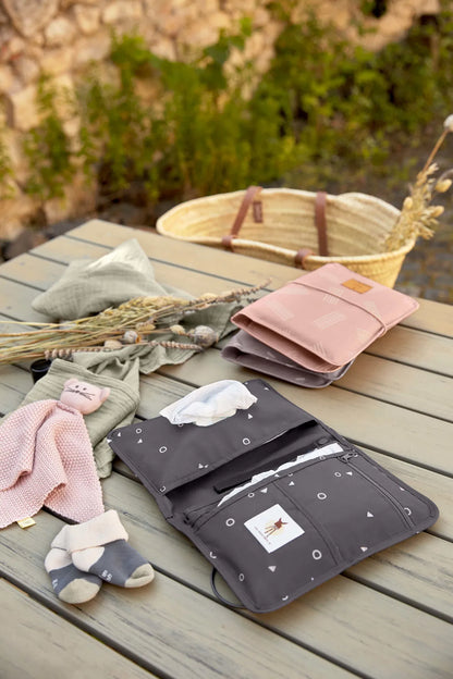 Windeletui anthrazit von Lässig im Einsatz unterwegs, erhältlich bei Bärechind Winterthur, Zürich, Schweiz.