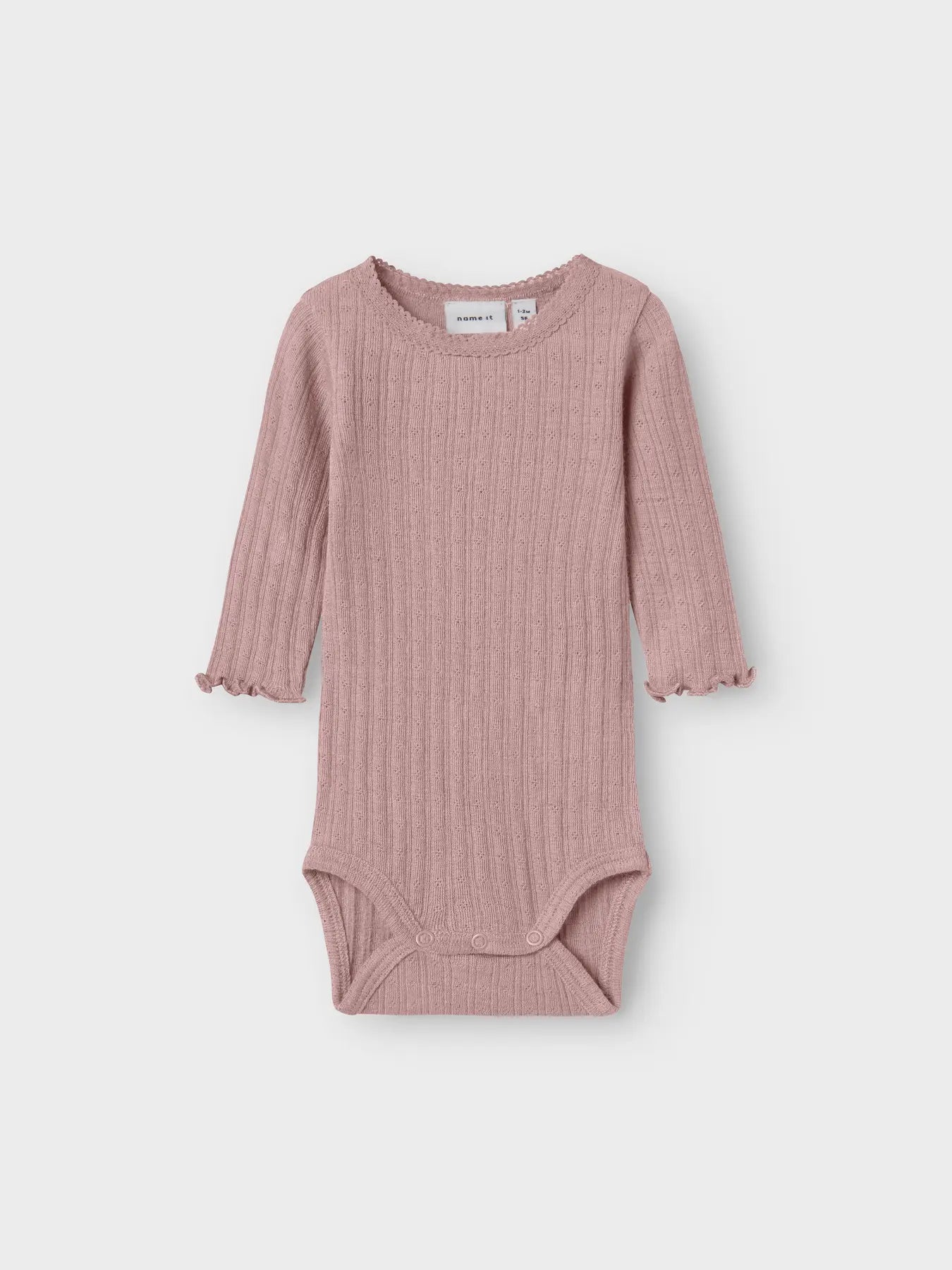 Altrosa Wolle-Seide Langarmbody für Babys mit Spitze und Wellenkanten – Bärechind, Winterthur, Zürich Schweiz.