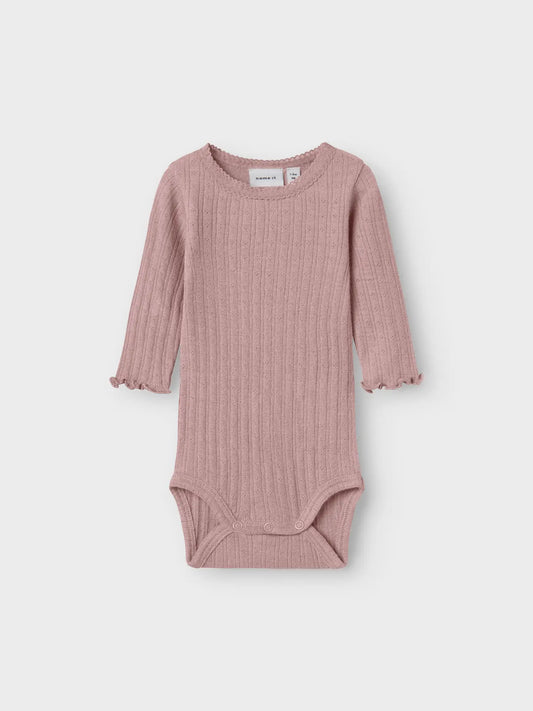Altrosa Wolle-Seide Langarmbody für Babys mit Spitze und Wellenkanten – Bärechind, Winterthur, Zürich Schweiz.