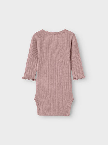 Altrosa Wolle-Seide Langarmbody für Babys mit Spitze, Rückansicht – Bärechind, Winterthur, Zürich Schweiz.