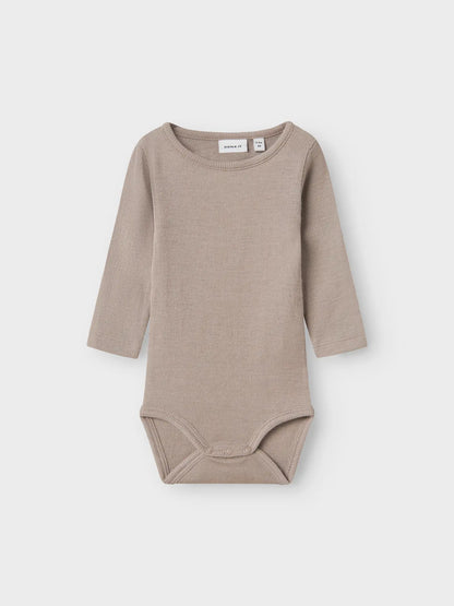 Beiger Wolle-Seide Langarmbody für Babys, Vorderansicht – Bärechind, Winterthur, Zürich Schweiz.