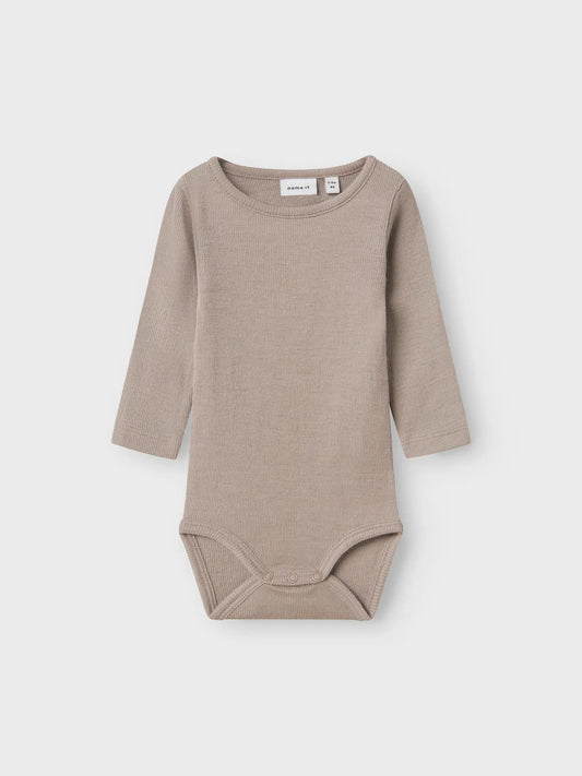 Beiger Wolle-Seide Langarmbody für Babys, Vorderansicht – Bärechind, Winterthur, Zürich Schweiz.
