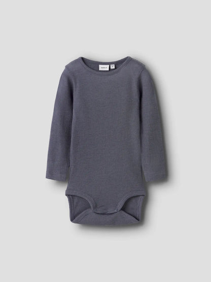 Dunkelblauer Wolle-Seide Langarmbody für Babys, Vorderansicht – Bärechind, Winterthur, Zürich Schweiz.