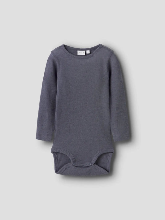 Dunkelblauer Wolle-Seide Langarmbody für Babys, Vorderansicht – Bärechind, Winterthur, Zürich Schweiz.