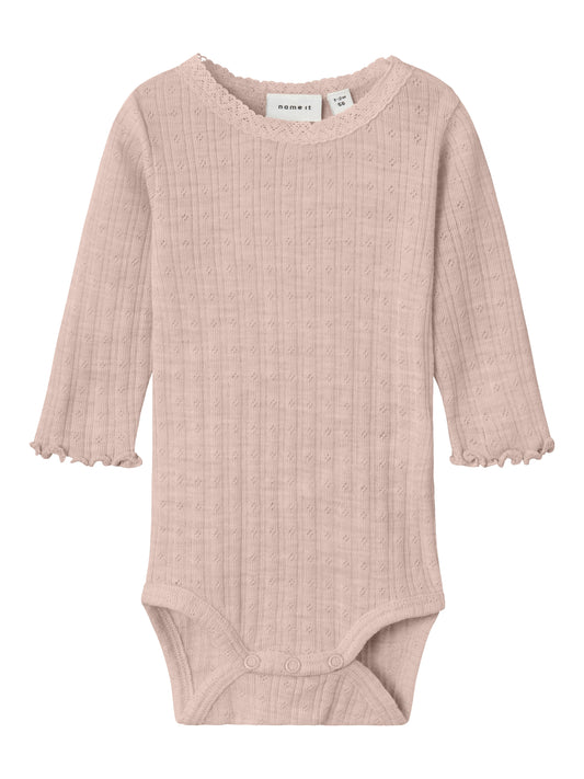 Rosa Wolle-Seide Langarmbody für Babys mit Spitze und Wellenkanten – Bärechind, Winterthur, Zürich Schweiz.