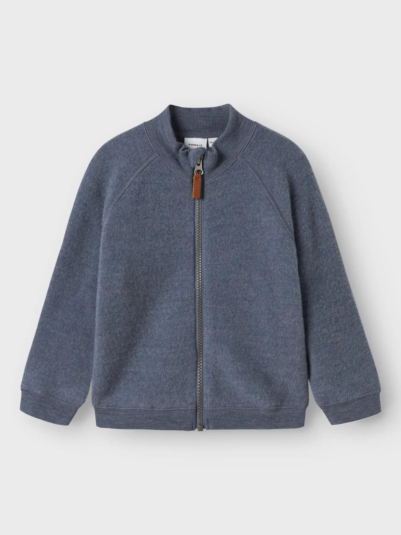 Blaues Wollfleece Jäckchen von Name it für Kinder, Vorderansicht.