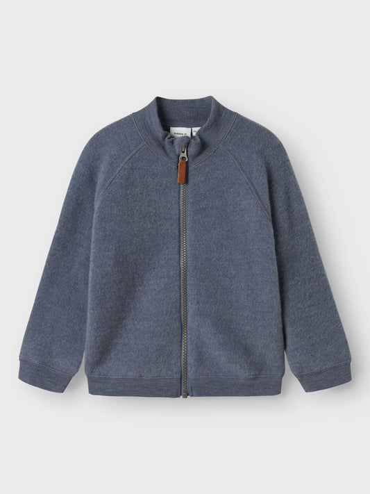 Blaues Wollfleece Jäckchen von Name it für Kinder, Vorderansicht.