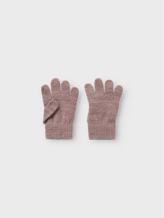Zwei rosafarbene Kinder-Wollhandschuhe von NAME IT, flachliegend nebeneinander.
