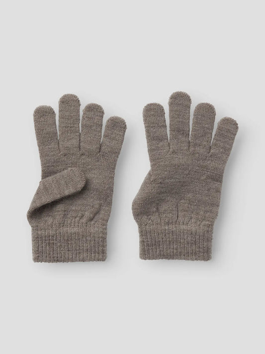 Naturbraune Wollhandschuhe für Kinder von NAME IT, nebeneinander gelegt.

