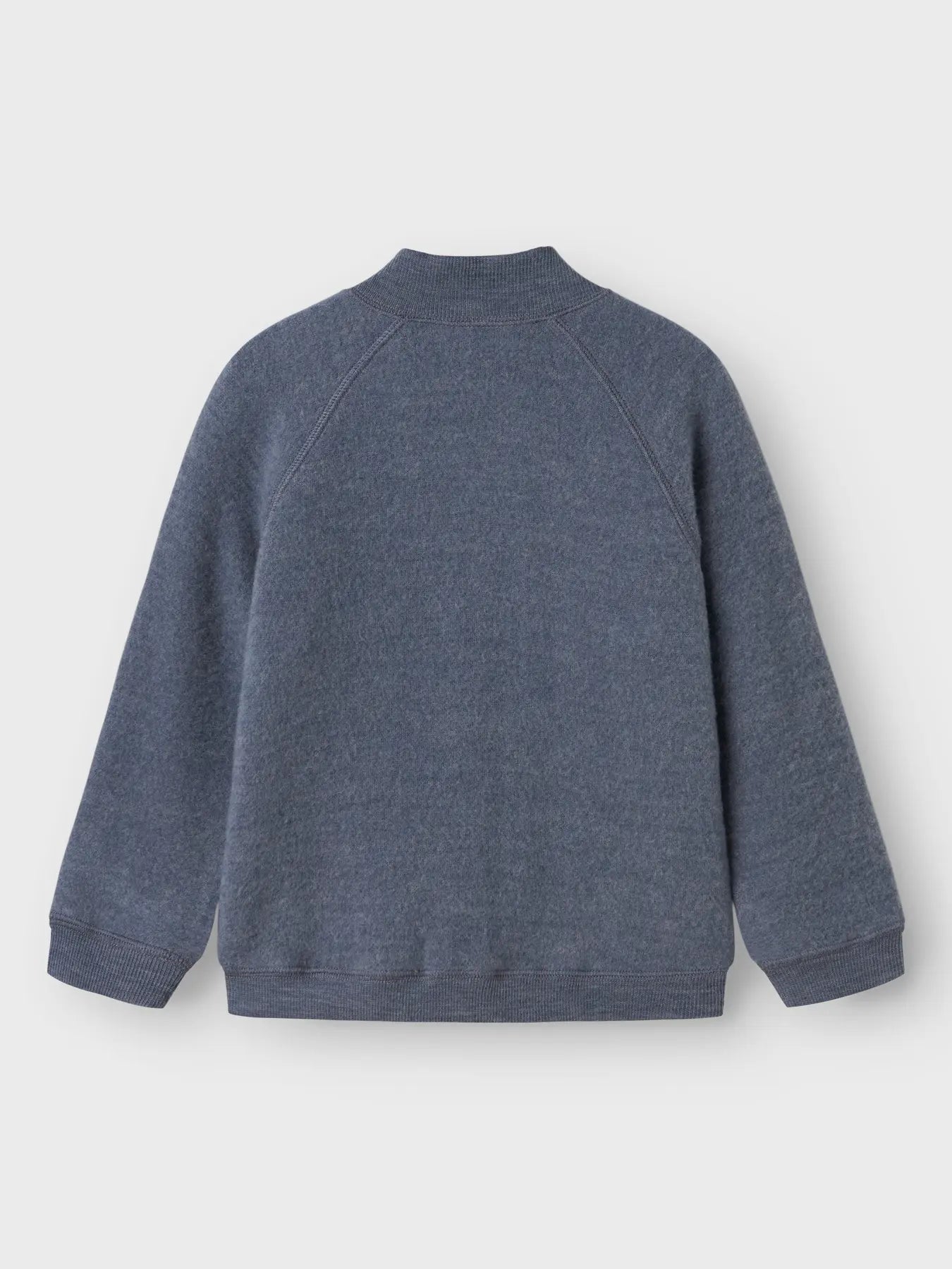 Rückansicht des Kinder-Wollfleece-Jäckchens in Blau von Name it.