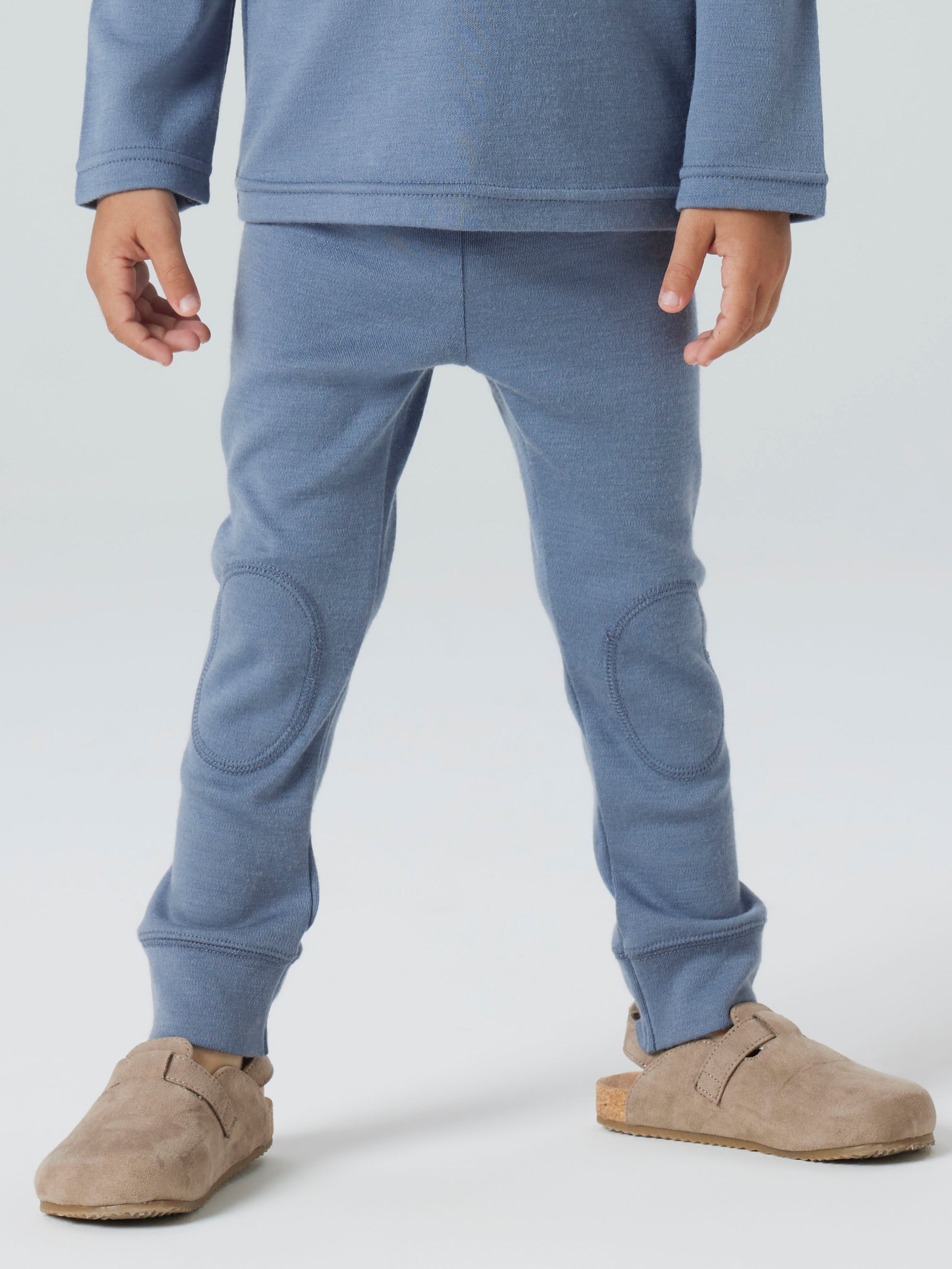 Kind trägt graublaue Wollleggings mit Pullover, Bärechind, Winterthur, Zürich Schweiz