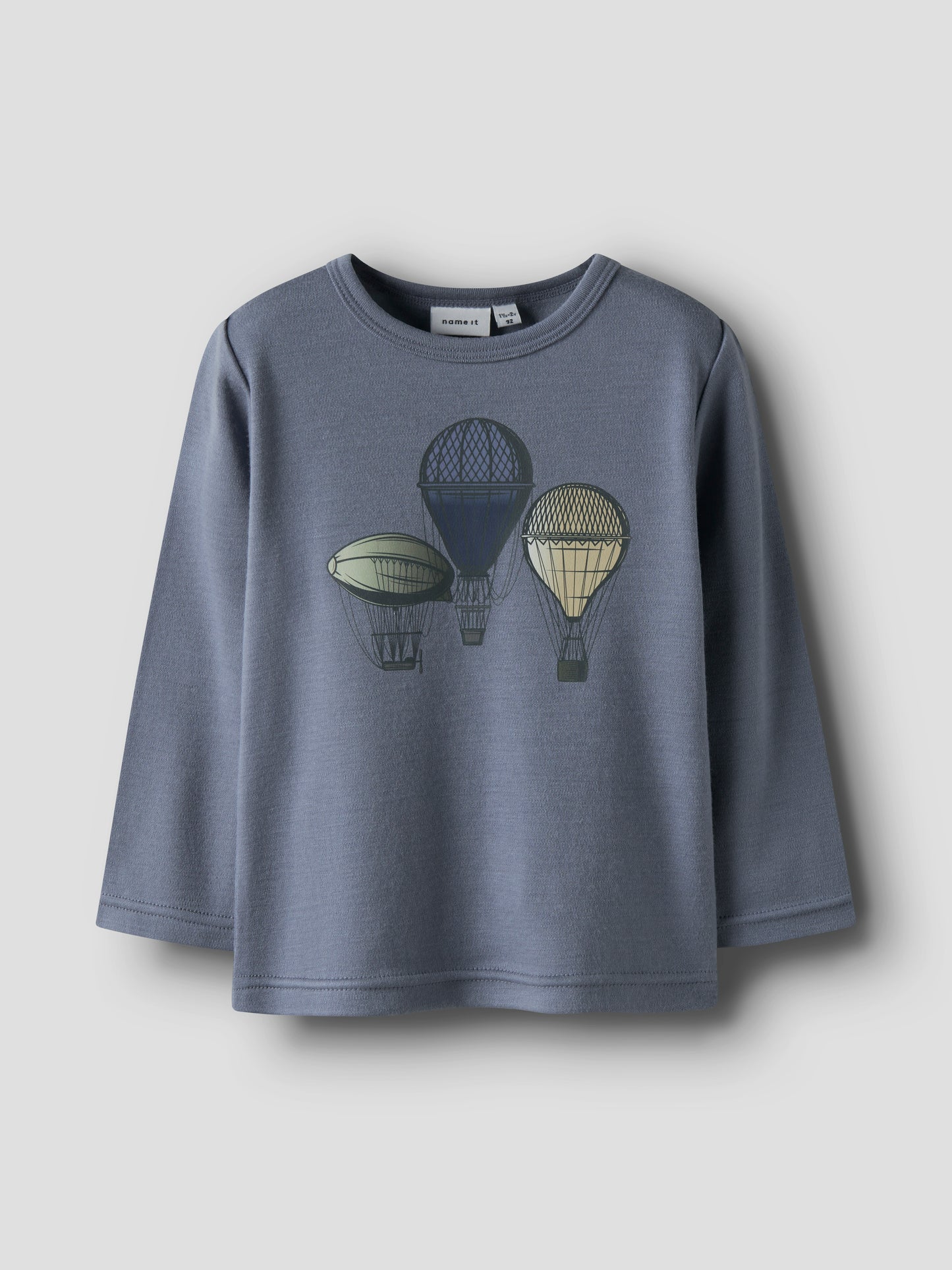 Blaues Wollshirt mit Ballon-Motiv von NAME IT – zu kaufen bei Bärechind in Winterthur, Zürich Schweiz.