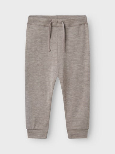 Vorderansicht der taupefarbenen Wolltrainerhose von NAME IT – erhältlich bei Bärechind in Winterthur, Zürich, Schweiz.