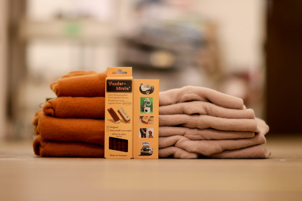 Wunderbürste aus Buchenholz von William Leistner, ideal für Wolle und Kleidung, fotografiert im Bärechind in Winterthur, Zürich Schweiz.