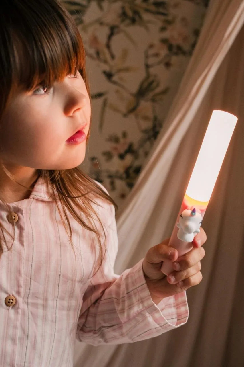 „Kind hält das rosa Zoo Buddy Light – warmes, sanftes Nachtlicht für gemütliche Abendmomente“